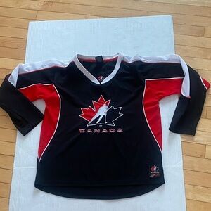 TEAM CANADA long sleeved V-Neck Hockey Jersey in BlackRed/White Kids Size Large